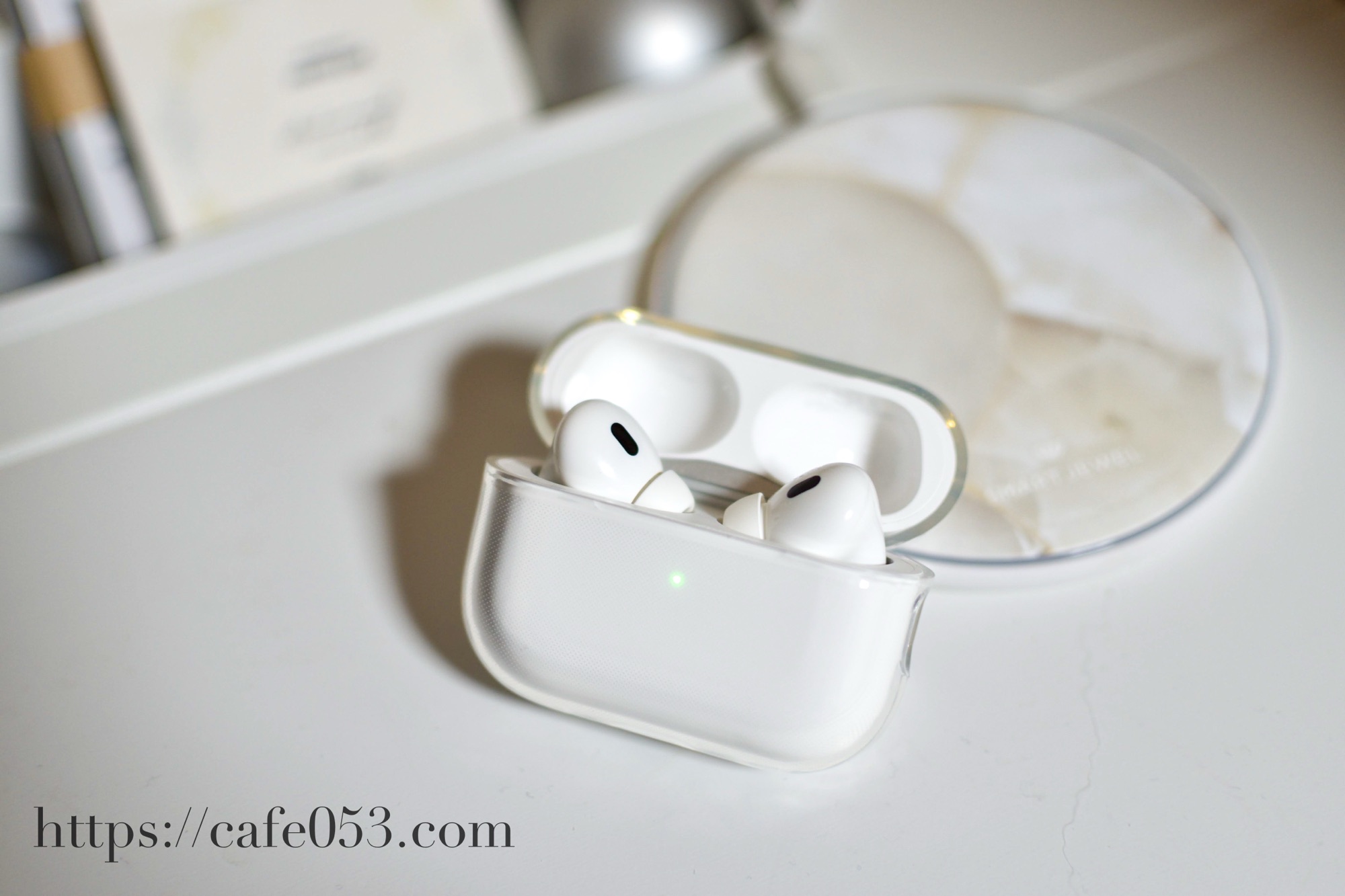 Apple AirPods Pro2(エアポッズ プロ第2世代)本体外観。ケースを開けたところ イヤホンとケース。