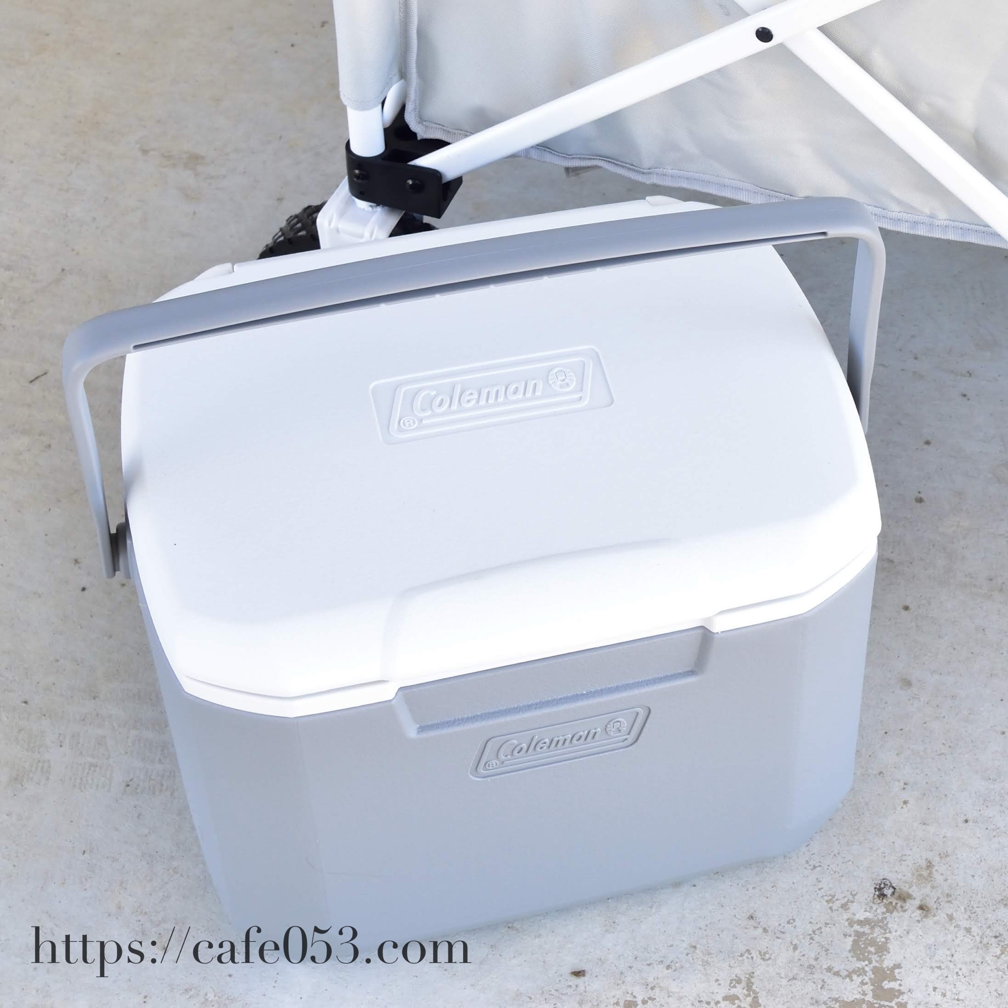 Coleman クーラーボックス ライトグレー 商品写真 本体アップ、コールマンロゴ